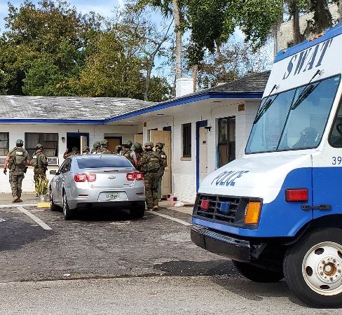 swat pops raid Sun Plaza 3 12-13-2020 488 x 450